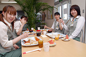 社員食堂〜食事風景